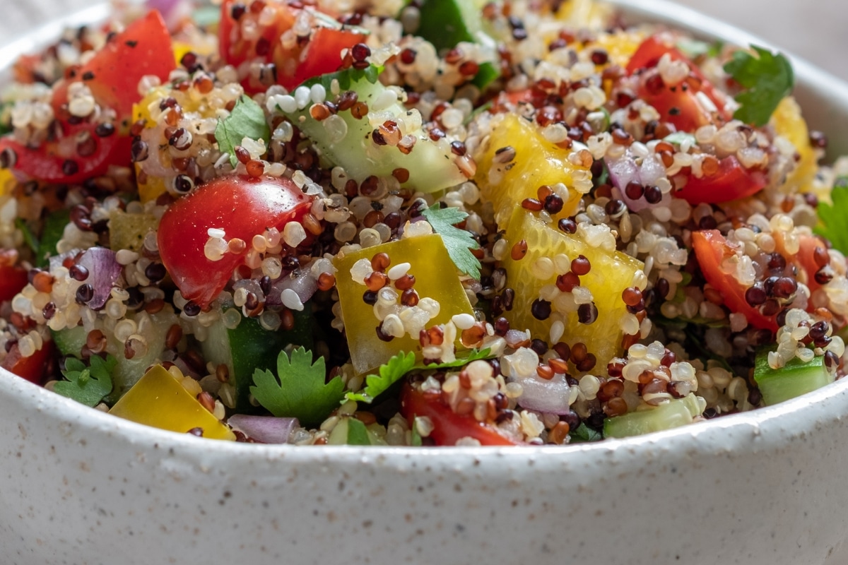 Salada de Quinoa com Legumes Assados Refeição Leve e Saborosa