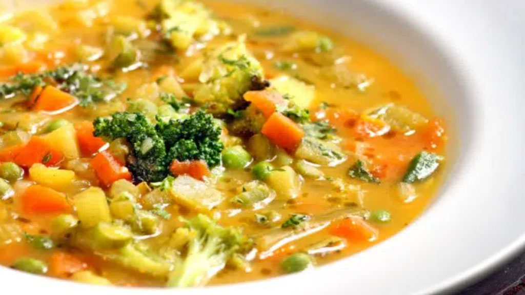 Sopa de legumes com frango desfiado