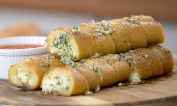 Renovando o pão francês velho em churrasco de pão de alho