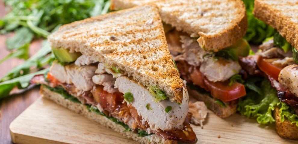 Receitas de Lanches para Hipertensos Sanduíche de Frango grelhado com abacate