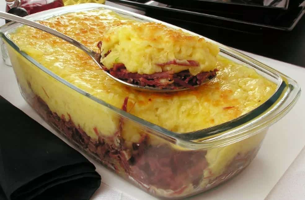 Escondidinho de carne de sol com batata O Abraço Aconchegante Nordestino