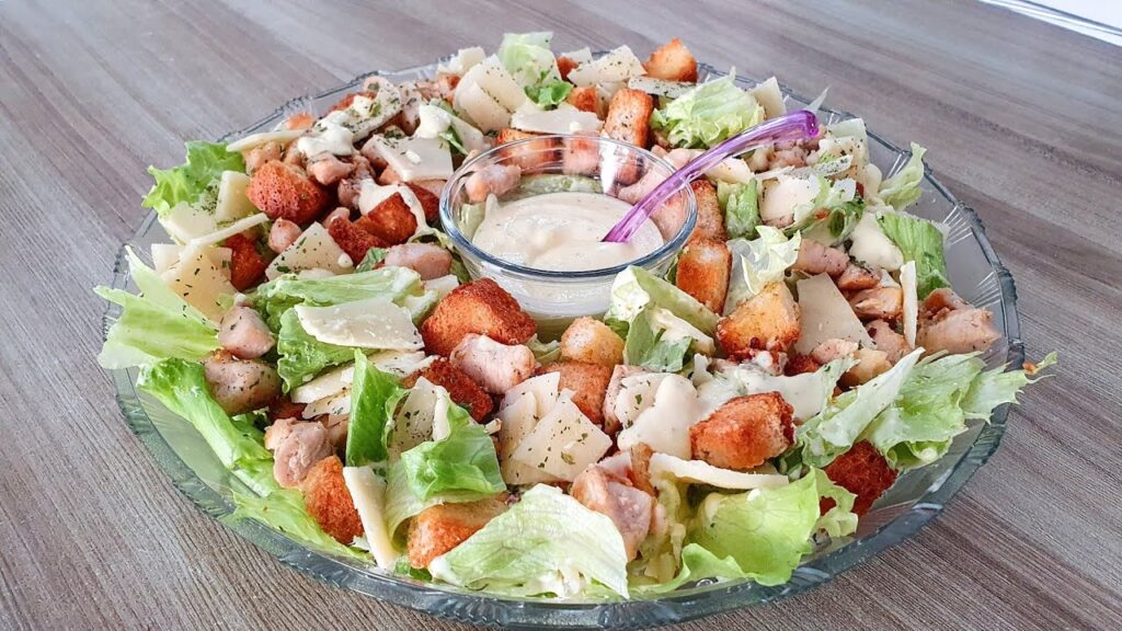 Salada Caesar Clássica: Frescor e Sabor em Cada Garfada